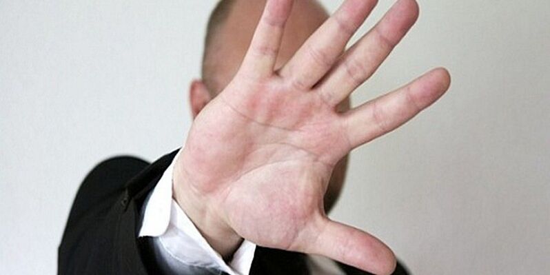 homme contre accessoire d'agrandissement du pénis